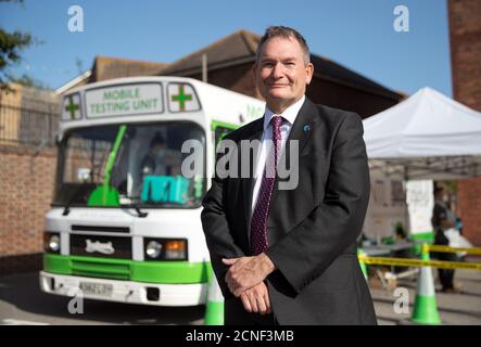 Graham Galbraith, vice-chancelier de l'Université de Portsmouth, devant une unité mobile de test du coronavirus pour le personnel asymptomatique et les étudiants de l'Université de Portsmouth. Banque D'Images