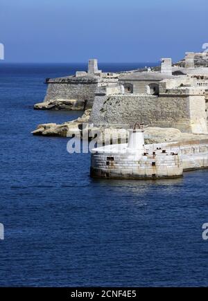 Remparts et remparts médiévaux sur le fort Ricasoli, un fort aux bastions de Kalkara, Malte Banque D'Images