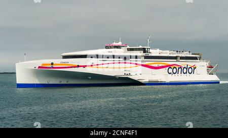 Le trimaran de Condor Ferries, HSC Condor Liberation, entre dans le port de Saint Peter Port, Bailiwick de Guernesey, Royaume-Uni. Banque D'Images