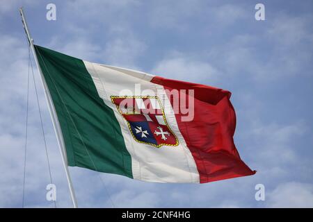 Le drapeau italien civil Ensign. Le bouclier représente les quatre républiques maritimes : Venise, Gênes, Amalfi et Pise Banque D'Images