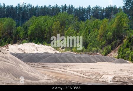 Carrière de Paniriai, district de Vilnius, Lituanie. Zone d'exploitation de carrières de sable. Carrière de sable clair de jour où le sable est extrait. Banque D'Images