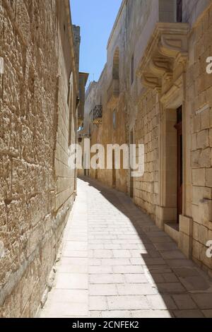 Vue sur les ruelles étroites de la ville médiévale fortifiée De Mdina à Malte Banque D'Images