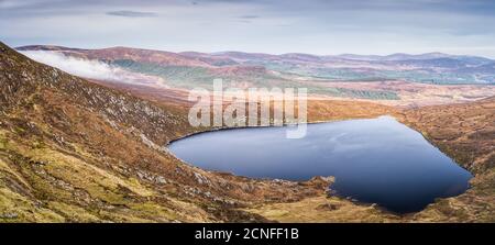 Vue panoramique sur le lac en forme de cœur, le Lough Ouler et la montagne Tonelagee Banque D'Images