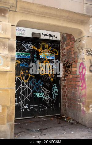 Sheffield, Royaume-Uni – 30 novembre 2018 : un graffiti couvrait la vieille porte et l'arcade de High court Banque D'Images