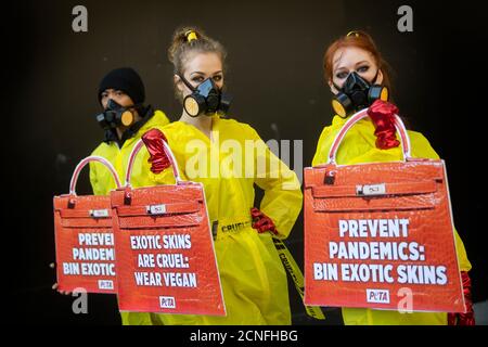 Des manifestants parés de Hazmat du groupe de défense des droits des animaux PETA manifestent à l'extérieur de Somerset House, le lieu de la semaine de la mode de Londres. Banque D'Images