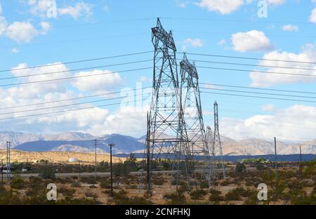 Lignes électriques et infrastructure dans le sud de la californie, États-Unis Banque D'Images