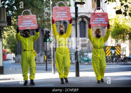 Des manifestants parés de Hazmat du groupe de défense des droits des animaux PETA manifestent à l'extérieur de Somerset House, le lieu de la semaine de la mode de Londres. Banque D'Images