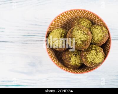 Boules énergétiques de thé Matcha avec beurre de noix Banque D'Images