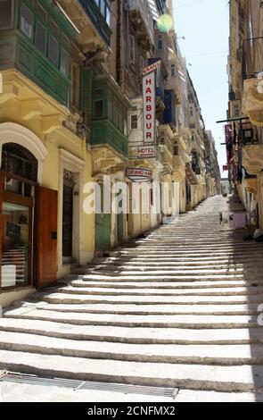 Un long ensemble de vieux pas de pierre dans le soleil à la Valette, Malte Banque D'Images