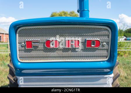 Kieldrecht, Belgique, le 1er septembre 2019, devant un tracteur Fordson bleu, avec le logo Ford en lettres rouges Banque D'Images