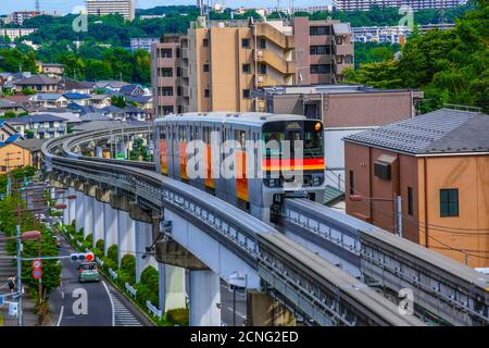 Tama monorail qui gère un quartier résidentiel Banque D'Images