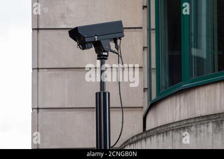 Caméra de télévision en circuit fermé CCTV montée à l'extérieur d'un immeuble de bureaux dans le centre de Londres. 28 avril 2009. Photo: Neil Turner Banque D'Images