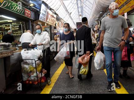 Jérusalem, Israël. 18 septembre 2020. Les Israéliens magasinent pour Rosh Hashanah, le nouvel an juif, dans le marché de Mahane Yehuda à Jérusalem, le vendredi 18 septembre 2020. Israël entre dans un confinement national de trois semaines avant le début de Rosh Hashanah dans la tentative du gouvernement de réduire la propagation rampante de COVID-19, obligeant les résidents à rester à la maison pendant les hautes vacances juives. Photo par Debbie Hill/UPI crédit: UPI/Alay Live News Banque D'Images