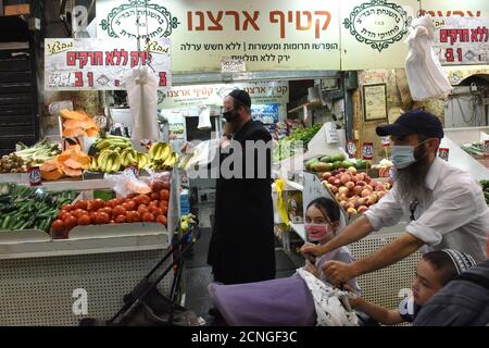 Jérusalem, Israël. 18 septembre 2020. Les Israéliens magasinent pour Rosh Hashanah, le nouvel an juif, dans le marché de Mahane Yehuda à Jérusalem, le vendredi 18 septembre 2020. Israël entre dans un confinement national de trois semaines avant le début de Rosh Hashanah dans la tentative du gouvernement de réduire la propagation rampante de COVID-19, obligeant les résidents à rester à la maison pendant les hautes vacances juives. Photo par Debbie Hill/UPI crédit: UPI/Alay Live News Banque D'Images