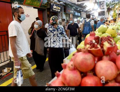 Jérusalem, Israël. 18 septembre 2020. Les Israéliens magasinent pour Rosh Hashanah, le nouvel an juif, dans le marché de Mahane Yehuda à Jérusalem, le vendredi 18 septembre 2020. Israël entre dans un confinement national de trois semaines avant le début de Rosh Hashanah dans la tentative du gouvernement de réduire la propagation rampante de COVID-19, obligeant les résidents à rester à la maison pendant les hautes vacances juives. Photo par Debbie Hill/UPI crédit: UPI/Alay Live News Banque D'Images