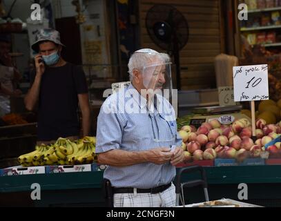 Jérusalem, Israël. 18 septembre 2020. Les Israéliens magasinent pour Rosh Hashanah, le nouvel an juif, dans le marché de Mahane Yehuda à Jérusalem, le vendredi 18 septembre 2020. Israël entre dans un confinement national de trois semaines avant le début de Rosh Hashanah dans la tentative du gouvernement de réduire la propagation rampante de COVID-19, obligeant les résidents à rester à la maison pendant les hautes vacances juives. Photo par Debbie Hill/UPI crédit: UPI/Alay Live News Banque D'Images