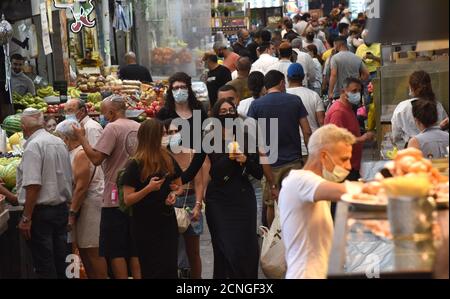 Jérusalem, Israël. 18 septembre 2020. Les Israéliens magasinent pour Rosh Hashanah, le nouvel an juif, dans le marché de Mahane Yehuda à Jérusalem, le vendredi 18 septembre 2020. Israël entre dans un confinement national de trois semaines avant le début de Rosh Hashanah dans la tentative du gouvernement de réduire la propagation rampante de COVID-19, obligeant les résidents à rester à la maison pendant les hautes vacances juives. Photo par Debbie Hill/UPI crédit: UPI/Alay Live News Banque D'Images