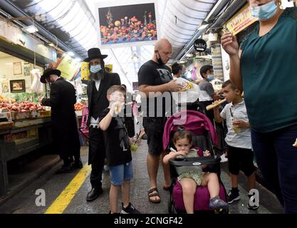 Jérusalem, Israël. 18 septembre 2020. Les Israéliens magasinent pour Rosh Hashanah, le nouvel an juif, dans le marché de Mahane Yehuda à Jérusalem, le vendredi 18 septembre 2020. Israël entre dans un confinement national de trois semaines avant le début de Rosh Hashanah dans la tentative du gouvernement de réduire la propagation rampante de COVID-19, obligeant les résidents à rester à la maison pendant les hautes vacances juives. Photo par Debbie Hill/UPI crédit: UPI/Alay Live News Banque D'Images