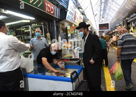 Jérusalem, Israël. 18 septembre 2020. Les Israéliens magasinent pour Rosh Hashanah, le nouvel an juif, dans le marché de Mahane Yehuda à Jérusalem, le vendredi 18 septembre 2020. Israël entre dans un confinement national de trois semaines avant le début de Rosh Hashanah dans la tentative du gouvernement de réduire la propagation rampante de COVID-19, obligeant les résidents à rester à la maison pendant les hautes vacances juives. Photo par Debbie Hill/UPI crédit: UPI/Alay Live News Banque D'Images