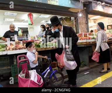 Jérusalem, Israël. 18 septembre 2020. Les Israéliens magasinent pour Rosh Hashanah, le nouvel an juif, dans le marché de Mahane Yehuda à Jérusalem, le vendredi 18 septembre 2020. Israël entre dans un confinement national de trois semaines avant le début de Rosh Hashanah dans la tentative du gouvernement de réduire la propagation rampante de COVID-19, obligeant les résidents à rester à la maison pendant les hautes vacances juives. Photo par Debbie Hill/UPI crédit: UPI/Alay Live News Banque D'Images