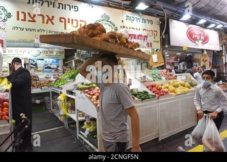 Jérusalem, Israël. 18 septembre 2020. Les Israéliens magasinent pour Rosh Hashanah, le nouvel an juif, dans le marché de Mahane Yehuda à Jérusalem, le vendredi 18 septembre 2020. Israël entre dans un confinement national de trois semaines avant le début de Rosh Hashanah dans la tentative du gouvernement de réduire la propagation rampante de COVID-19, obligeant les résidents à rester à la maison pendant les hautes vacances juives. Photo par Debbie Hill/UPI crédit: UPI/Alay Live News Banque D'Images