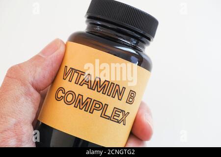 Personne tenant une bouteille de complexe de vitamine B. Gros plan. Banque D'Images