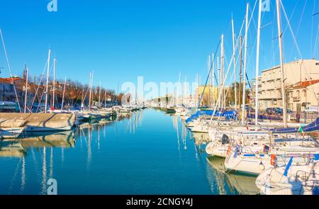 Rimini, Italie - 28 février 2020 : yacht et bateaux dans le canal de Rimini Banque D'Images