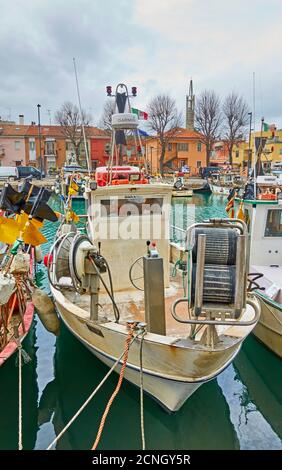 Rimini, Italie - 28 février 2020 : bateau de pêche dans le canal de Rimini Banque D'Images