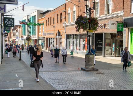 Windsor, Berkshire, Royaume-Uni. 18 septembre 2020. Des clients qui font leurs courses ce matin à Windsor. Le nombre de cas positifs de coronavirus dans le Royal Borough de Windsor et Maidenhead a augmenté de 66 nouveaux cas la semaine dernière. Le nombre de touristes qui visitent Windsor reste beaucoup plus faible que d'habitude, ce qui a une incidence sur les entreprises locales. Crédit : Maureen McLean/Alay Live News Banque D'Images