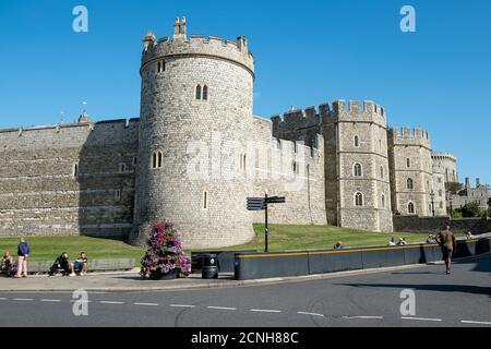 Windsor, Berkshire, Royaume-Uni. 18 septembre 2020. Le château de Windsor reste fermé aux visiteurs les mardis et mercredis pendant la pandémie du coronavirus. Le nombre de touristes qui visitent Windsor reste beaucoup plus faible que d'habitude, ce qui a une incidence sur les entreprises locales. Le nombre de cas positifs de coronavirus dans le Royal Borough de Windsor et Maidenhead a augmenté de 66 nouveaux cas la semaine dernière. Crédit : Maureen McLean/Alay Live News Banque D'Images