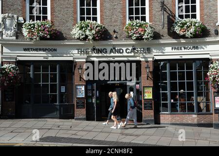 Windsor, Berkshire, Royaume-Uni. 18 septembre 2020. Le nombre de cas positifs de coronavirus dans le Royal Borough de Windsor et Maidenhead a augmenté de 66 nouveaux cas la semaine dernière. Le nombre de touristes qui visitent Windsor reste beaucoup plus faible que d'habitude, ce qui a une incidence sur les entreprises locales. Crédit : Maureen McLean/Alay Live News Banque D'Images