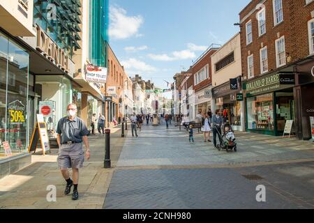 Windsor, Berkshire, Royaume-Uni. 18 septembre 2020. Des clients qui font leurs courses ce matin à Windsor. Le nombre de cas positifs de coronavirus dans le Royal Borough de Windsor et Maidenhead a augmenté de 66 nouveaux cas la semaine dernière. Le nombre de touristes qui visitent Windsor reste beaucoup plus faible que d'habitude, ce qui a une incidence sur les entreprises locales. Crédit : Maureen McLean/Alay Live News Banque D'Images