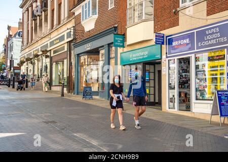 Windsor, Berkshire, Royaume-Uni. 18 septembre 2020. Des clients qui font leurs courses ce matin à Windsor. Le nombre de cas positifs de coronavirus dans le Royal Borough de Windsor et Maidenhead a augmenté de 66 nouveaux cas la semaine dernière. Le nombre de touristes qui visitent Windsor reste beaucoup plus faible que d'habitude, ce qui a une incidence sur les entreprises locales. Crédit : Maureen McLean/Alay Live News Banque D'Images