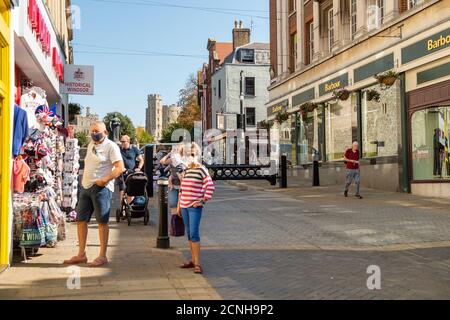 Windsor, Berkshire, Royaume-Uni. 18 septembre 2020. Des clients qui font leurs courses ce matin à Windsor. Le nombre de cas positifs de coronavirus dans le Royal Borough de Windsor et Maidenhead a augmenté de 66 nouveaux cas la semaine dernière. Le nombre de touristes qui visitent Windsor reste beaucoup plus faible que d'habitude, ce qui a une incidence sur les entreprises locales. Crédit : Maureen McLean/Alay Live News Banque D'Images