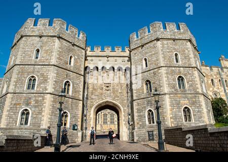 Windsor, Berkshire, Royaume-Uni. 18 septembre 2020. Le château de Windsor reste fermé aux visiteurs les mardis et mercredis pendant la pandémie du coronavirus. Le nombre de touristes qui visitent Windsor reste beaucoup plus faible que d'habitude, ce qui a une incidence sur les entreprises locales. Le nombre de cas positifs de coronavirus dans le Royal Borough de Windsor et Maidenhead a augmenté de 66 nouveaux cas la semaine dernière. Crédit : Maureen McLean/Alay Live News Banque D'Images