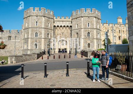 Windsor, Berkshire, Royaume-Uni. 18 septembre 2020. Le château de Windsor reste fermé aux visiteurs les mardis et mercredis pendant la pandémie du coronavirus. Le nombre de touristes qui visitent Windsor reste beaucoup plus faible que d'habitude, ce qui a une incidence sur les entreprises locales. Le nombre de cas positifs de coronavirus dans le Royal Borough de Windsor et Maidenhead a augmenté de 66 nouveaux cas la semaine dernière. Crédit : Maureen McLean/Alay Live News Banque D'Images