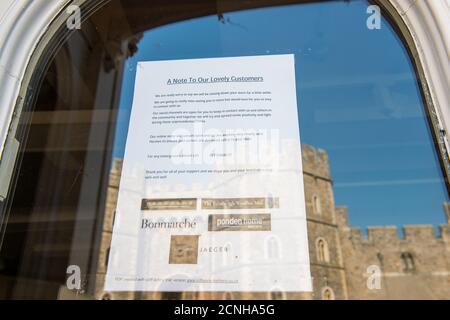 Windsor, Berkshire, Royaume-Uni. 18 septembre 2020. Le moulin de Wollen d'Édimbourg, en face du château de Windsor, qui est normalement populaire auprès des visiteurs étrangers à Windsor, est temporairement fermé. Le nombre de touristes qui visitent Windsor reste beaucoup plus faible que d'habitude, ce qui a une incidence sur les entreprises locales. Le nombre de cas positifs de coronavirus dans le Royal Borough de Windsor et Maidenhead a augmenté de 66 nouveaux cas la semaine dernière. Crédit : Maureen McLean/Alay Live News Banque D'Images