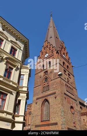 Vue extérieure de l'église Saint-Pierre (Sankt Petri kyrka), une église historique rouge de référence située à Malmo, en Suède Banque D'Images