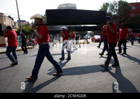 Les membres du syndicat des mineurs portent des faux coffres, symbolisant les 65 mineurs qui sont morts dans une explosion à la mine de charbon de Pasta de Conchos du Grupo Mexico, lors d'une manifestation pour marquer le 12ème anniversaire de la catastrophe, à Mexico, Mexique, le 19 février 2018. REUTERS/Ginnette Riquelme