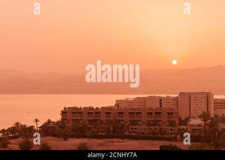 Panorama urbain côtier de la ville d'Aqaba au coucher du soleil, vue panoramique Banque D'Images