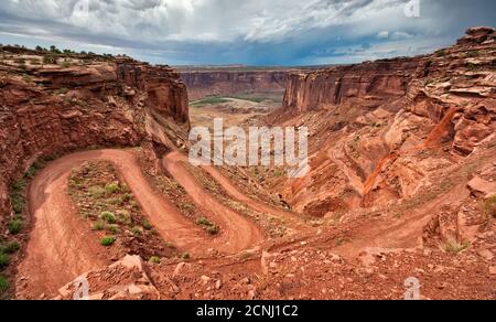 Chute d'eau soudaine créée par une inondation éclair le 18 août 2010, détruisant Mineral Road descendant vers Green River Canyon au Canyonlands NAT Park, Utah, États-Unis Banque D'Images