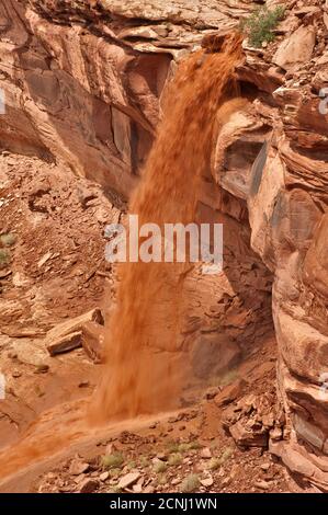 Chute d'eau soudaine créée par une inondation éclair le 18 août 2010, détruisant Mineral Road descendant vers Green River Canyon au Canyonlands NAT Park, Utah, États-Unis Banque D'Images