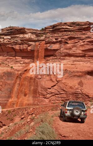 Chute d'eau soudaine créée par une inondation éclair le 18 août 2010, détruisant Mineral Road descendant vers Green River Canyon au Canyonlands NAT Park, Utah, États-Unis Banque D'Images