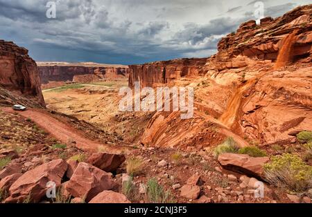 Chute d'eau soudaine créée par une inondation éclair le 18 août 2010, détruisant Mineral Road descendant vers Green River Canyon au Canyonlands NAT Park, Utah, États-Unis Banque D'Images