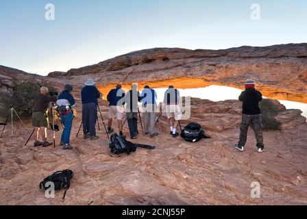 Photographes à Mesa Arch au lever du soleil, Island in the Sky, Parc national de Canyonlands, Utah, États-Unis Banque D'Images