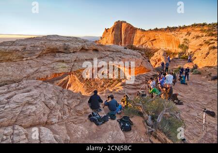 Photographes à Mesa Arch au lever du soleil, Island in the Sky, Parc national de Canyonlands, Utah, États-Unis Banque D'Images