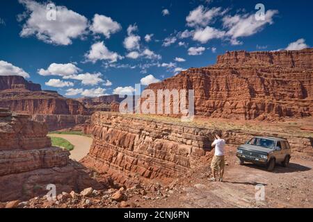 Visiteur, véhicule 4x4 sur Potash Road à Shafer Canyon, près du fleuve Colorado et du parc national de Canyonlands, Utah, États-Unis Banque D'Images