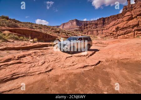 Visiteur, 4WD véhicules, sur Potash Road à Shafer Canyon, près du fleuve Colorado et du parc national de Canyonlands, Utah, États-Unis Banque D'Images