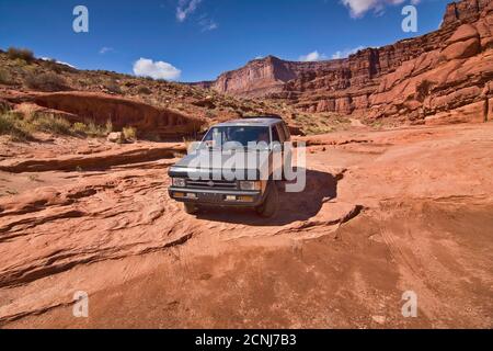 Visiteur, 4WD véhicules, sur Potash Road à Shafer Canyon, près du fleuve Colorado et du parc national de Canyonlands, Utah, États-Unis Banque D'Images