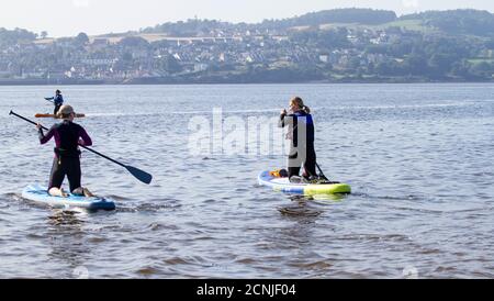 Dundee, Tayside, Écosse, Royaume-Uni. 18 septembre 2020. Météo au Royaume-Uni : soleil chaud et brumeux à travers le nord-est de l'Écosse avec des températures atteignant 18°C. Dundee place le groupe Paddleboarders (connu sous le nom de SUP). Partez pour la journée pour profiter du magnifique paddleboard météorologique de la mi-septembre sur l'estuaire de la rivière Tay à la plage de Broughty Ferry. Crédit : Dundee Photographics/Alamy Live News Banque D'Images